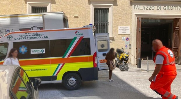 Ascensore out e aula non prenotata, l’udienza si deve fare in ambulanza della Croce Verde