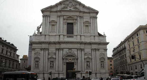 Danneggiata la facciata della basilica di Sant'Andrea della Valle: presi i vandali