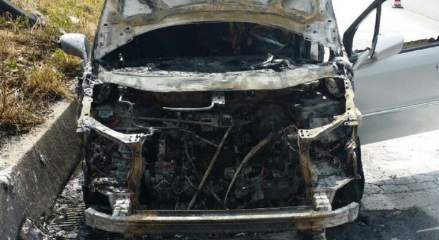 L'auto distrutta dalle fiamme sulla Pontina