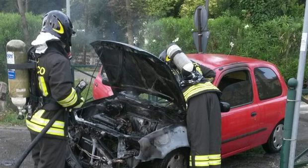 Cortocircuito: l'automobile prende fuoco all'improvviso