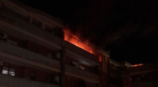 Il fuoco sul balcone della casa