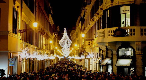 Roma, si accendono le luminarie di Natale: il centro storico pronto a splendere