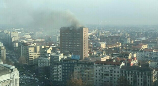Milano, incendio in ex covid hotel: sul posto numerose squadre di vigili del fuoco