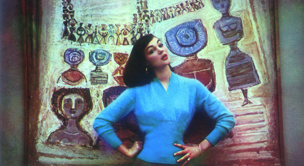 Modello Luisa Spagnoli, sullo sfondo un quadro di Campigli, Galleria Nazionale d’arte Moderna di Roma