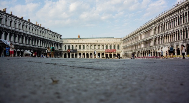 Venezia, in Piazza San Marco chiudono i primi caffè storici: «Scusateci, forse riapriamo nel weekend» (Foto di Wolfgang Zimmel da Pixabay)