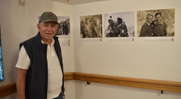 L'autore delle foto esposte lungo le scale della Cooperativa di Cortina, Carlo Gandini dedicate alle Guide alpine
