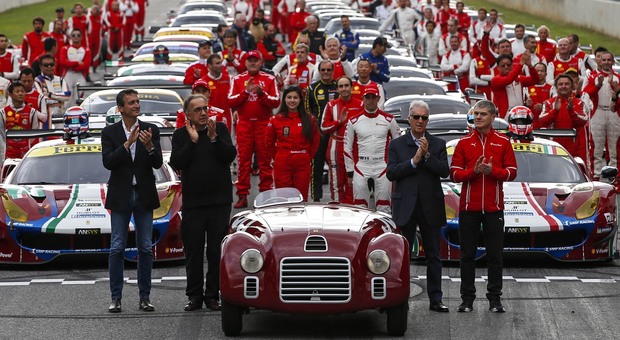 Sergio Marchionne, presidente della Ferrari e Piero Ferrari figlio del fondatore Enzo ai lati del primo modello del Cavallino la 125 S sulla pista del Mugello