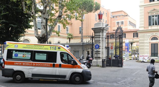 Roma, donna si cosparge di benzina e si dà fuoco al Policlinico Umberto I: è grave