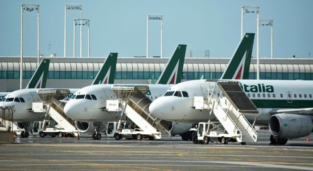 Alcuni aerei della flotta Alitalia in sosta all'aeroporto di Roma "Leonardo Da Vinci" a Fiumicino