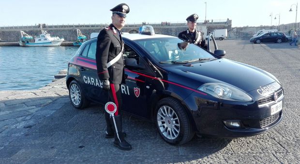 Non si ferma all'alt e investe un carabiniere: 43enne arrestato nel Napoletano