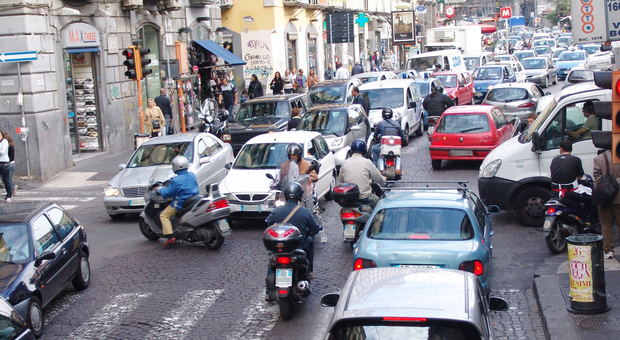 Stop auto Euro 4 a Napoli ma nessuno controlla: il bluff del divieto di circolazione