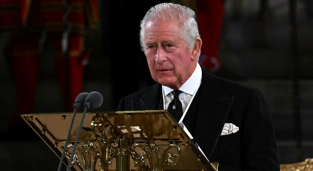 Re Carlo invita all'incoronazione l'ex marito di Camilla. Harry sarà seduto 10 file dietro ai reali