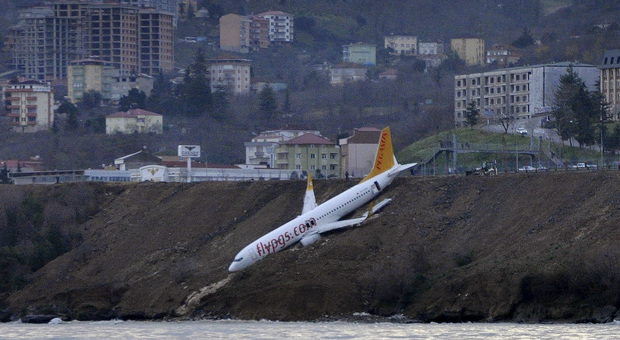 Turchia, aereo fallisce l'atterraggio e finisce fuoripista: terrore tra i passeggeri a Trabzon