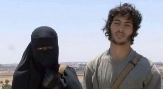 «Voglio essere la prima donna a uccidere un occidentale»: il tweet choc della jihadista britannica