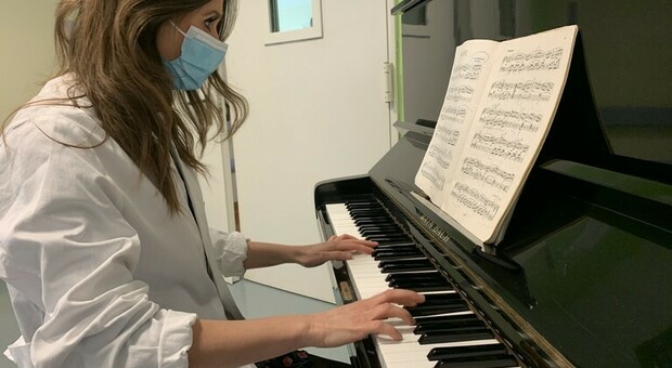 All'ospedale di Bari medici e infermieri suonano il pianoforte (un dono) per i neonati in Terapia intensiva