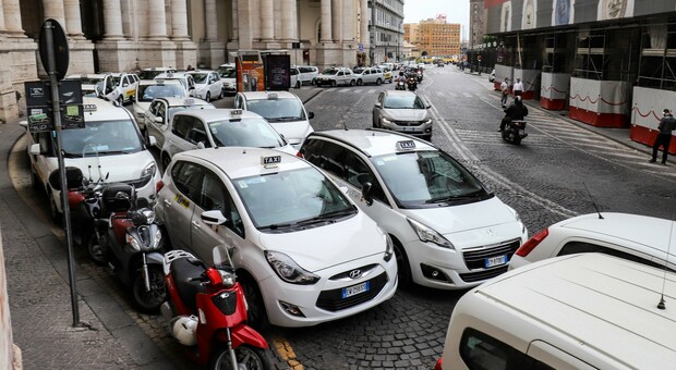 Napoli, controlli a taxi e veicoli abusivi: multati cinque conducenti