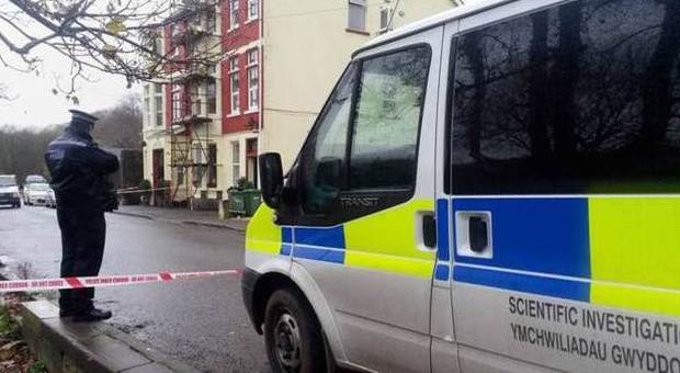 Londra choc, massacra una donna in un albergo e ne mangia il corpo: la polizia lo scopre e lo uccide