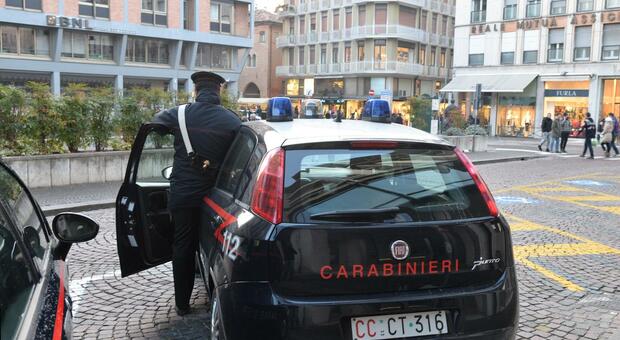 Una pattuglia di carabinieri impegnata in un controllo in piazza Borsa