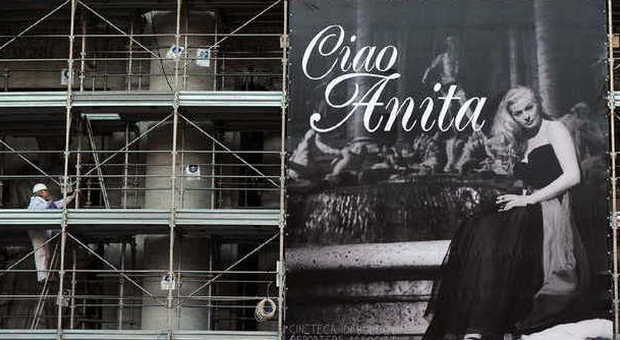 "Ciao Anita": una gigantografia a Fontana di Trevi per ricordare l'attrice della "Dolce Vita"