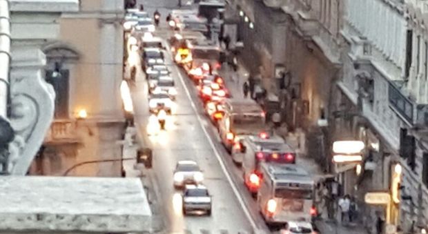 Piazza San Silvestro, 23 autobus bloccati in coda: rissa sfiorata tra pendolari e autisti