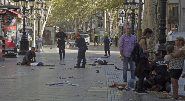 Barcellona, 33enne di Pozzuoli ferito colpito di striscio dal furgone nell'attentato