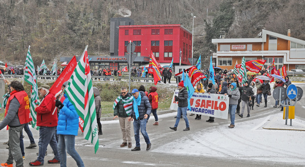 Protesta dei dipendenti Safilo a Longarone