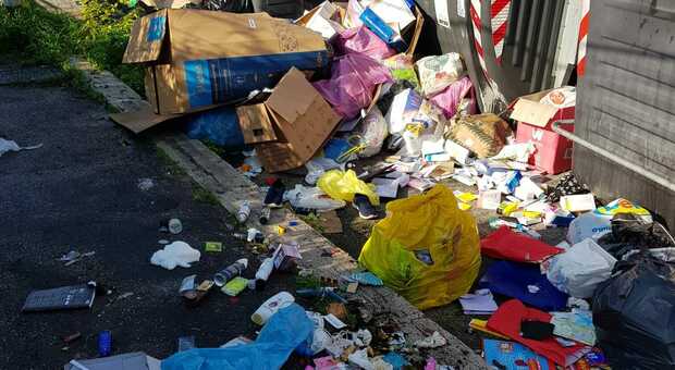 Roma, Tor Tre Teste: rifiuti in strada e marciapiedi nel degrado. La triste sorpresa per i residenti