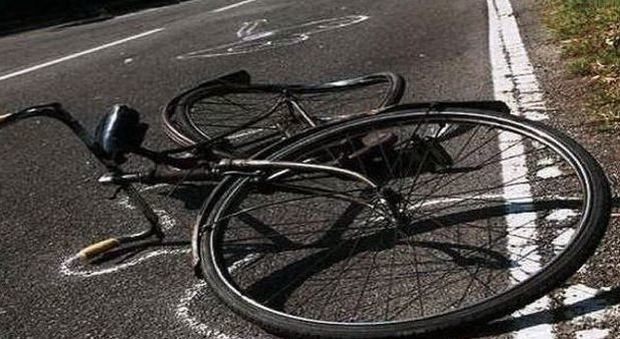 Travolto in bici da uno scooter vicino a casa: muore dopo 2 giorni di agonia