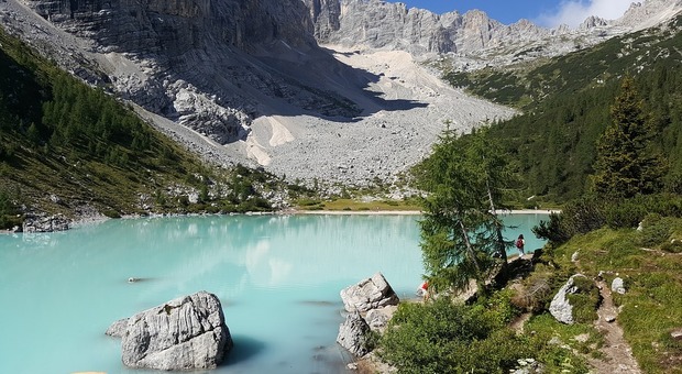 Turismo a Cortina: bagno vietato nel lago del Sorapis