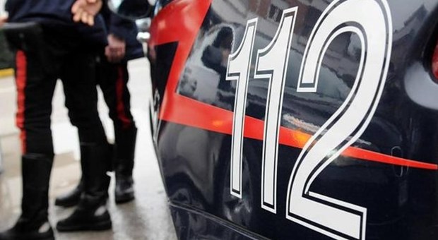 Pesaro, pistola puntata all'automobilista che protesta per il sorpasso pericoloso: caccia a due persone
