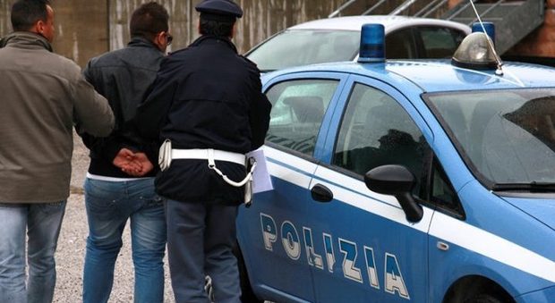 Roma, armato di forbici rapina la farmacista incinta: preso da agente fuori servizio