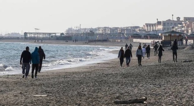 Coronavirus a Roma, divieto spiagge del litorale: più verifiche nei parchi, stretta su auto