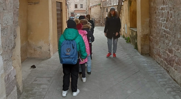 Gli studenti vanno a scuola a piedi