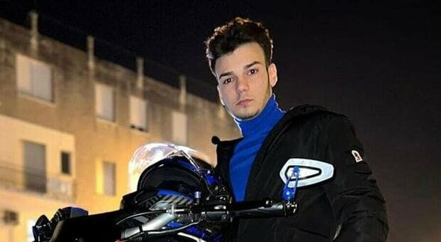 Incidente in moto, Filippo si schianta contro il guardrail durante la gita con gli amici e muore a 23 anni