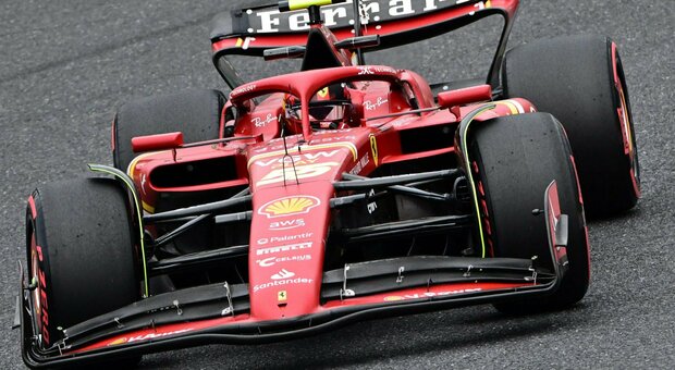 Carlos Sainz con la Ferrari SF-24 sulla pista di Suzuka durante il GP del Giappone