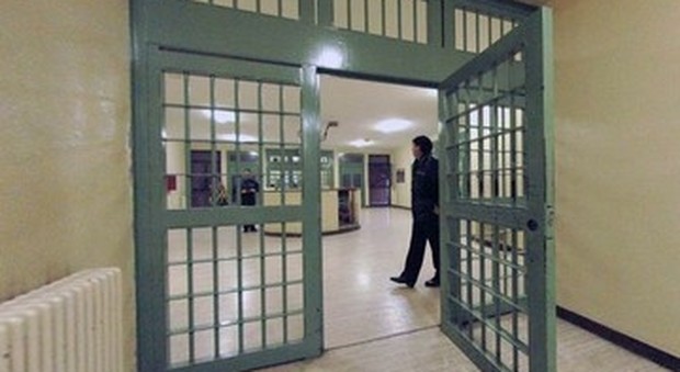 Pacchi ai detenuti in cambio di soldi, arrestati due agenti penitenziari