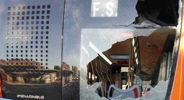 Ancora i vandali in azione: distrutto lunotto posteriore di nuovo bus Anm
