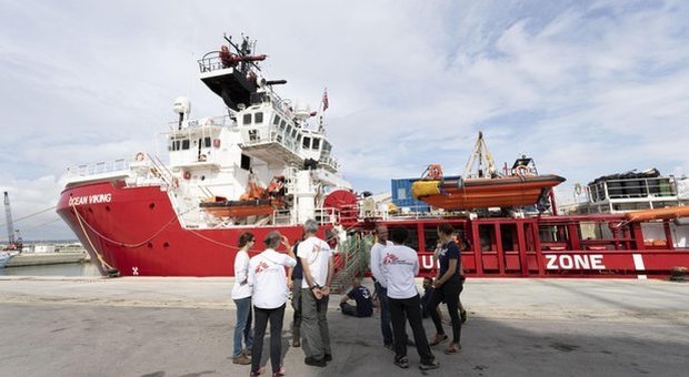 Migranti, Ocean Viking sbarca 407 persone a Taranto