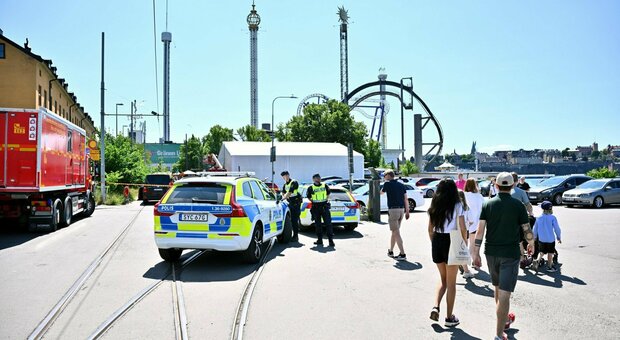 Incidente al luna park, deraglia un treno sulle montagne russe: «Almeno un morto e 14 feriti, anche bambini»