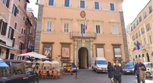 Fiamme nell'edificio della presidenza del Consiglio, paura in centro a Roma