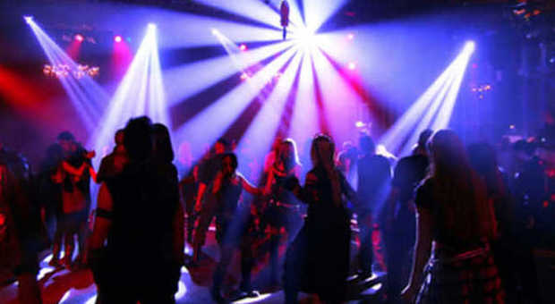 Balordi e ballerine "in nero" con clienti: blitz dei carabinieri nei night club