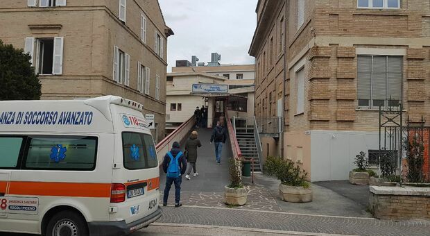 Insulta i sanitari e poi strattona un'infermiera: caos al pronto soccorso dell'ospedale di Fermo