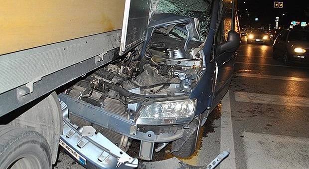 Pesaro, si infila con la sua auto sotto un camion: 55enne all'ospedale