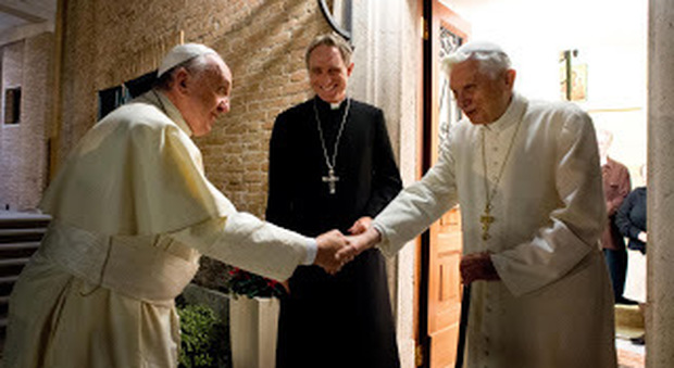 Francesco va a trovare Ratzinger per gli auguri di Pasqua ma sul web si diffonde la notizia della morte di BenedettoXVI