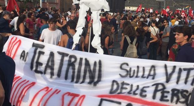 Diciotti, in centinaia a manifestazione contro Salvini per lo sbarco dei migranti