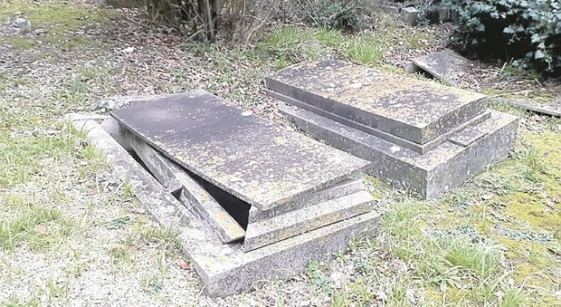Vandali al cimitero ebraico: «Alcune tombe scoperchiate. E c'è chi lo usa come discarica»
