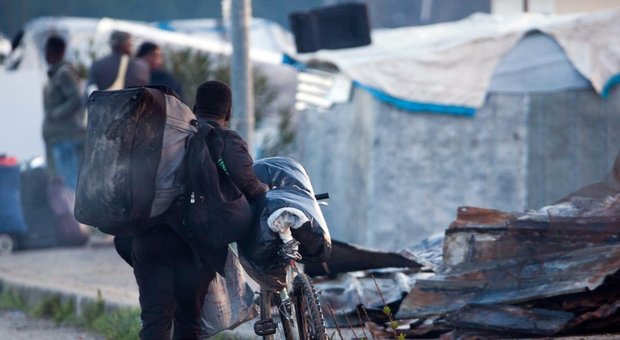 San Ferdinando, ruspe in azione: iniziato l'abbattimento della baraccopoli dei migranti