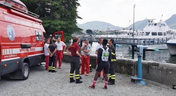 Tuffo nel lago di Como per festeggiare la fine della scuola, muore un quindicenne