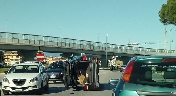 Auto si ribalta vicino all'autostrada, il conducente portato in ospedale
