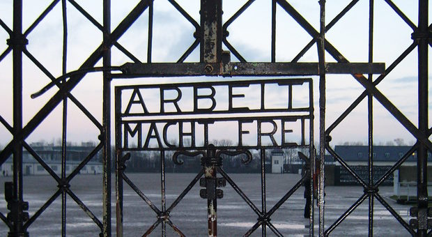 Primo maggio, il Comune di Napoli cita Auschwitz: l'indignazione della Comunità Ebraica